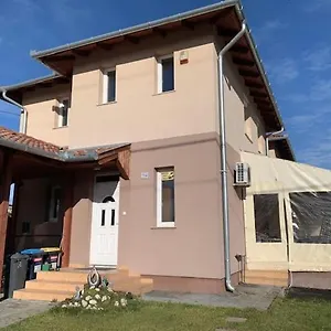  Apartman Airport Road/reptér Közeli Ház Privát Parkolóval